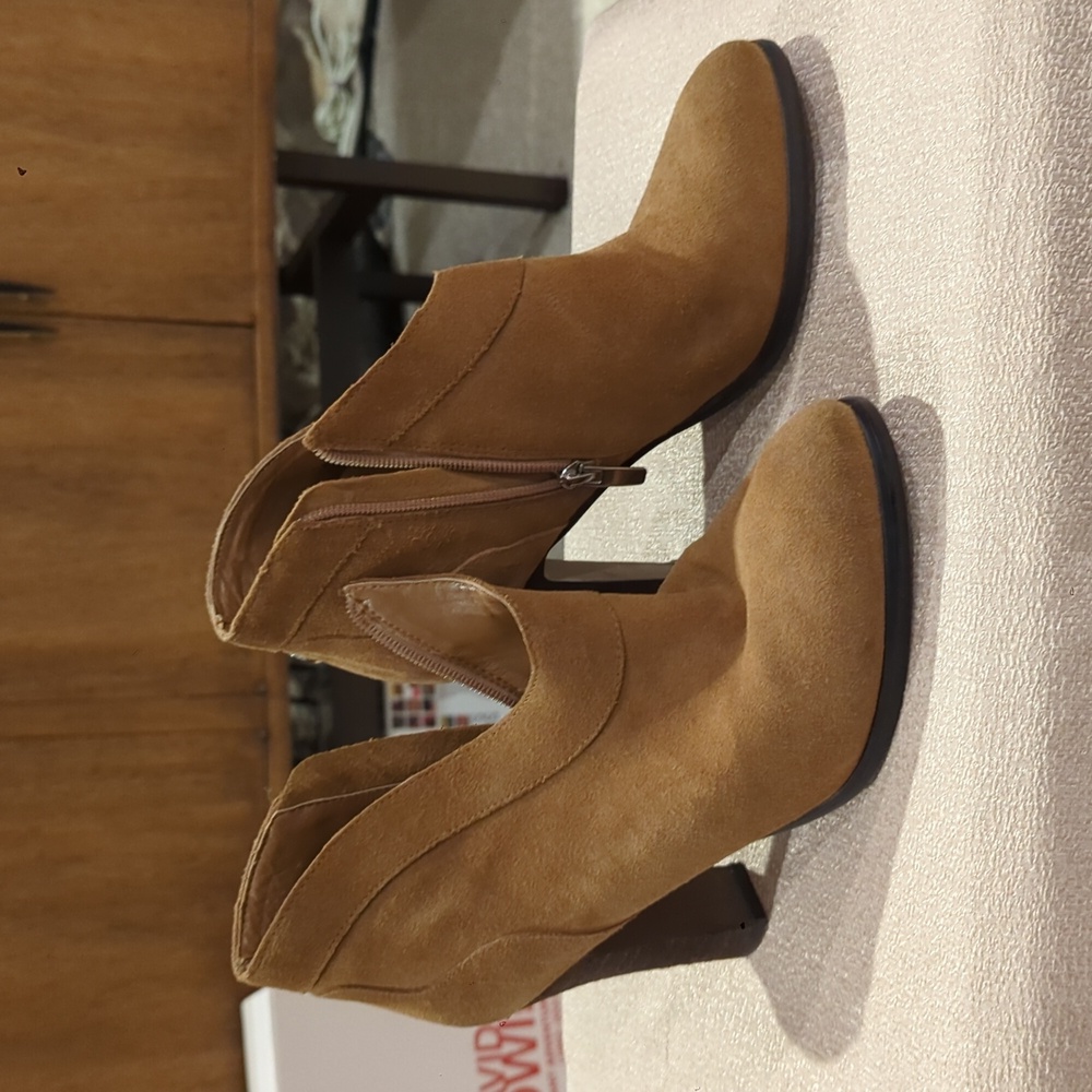 Tan suede booties size 81/2 crown vintage